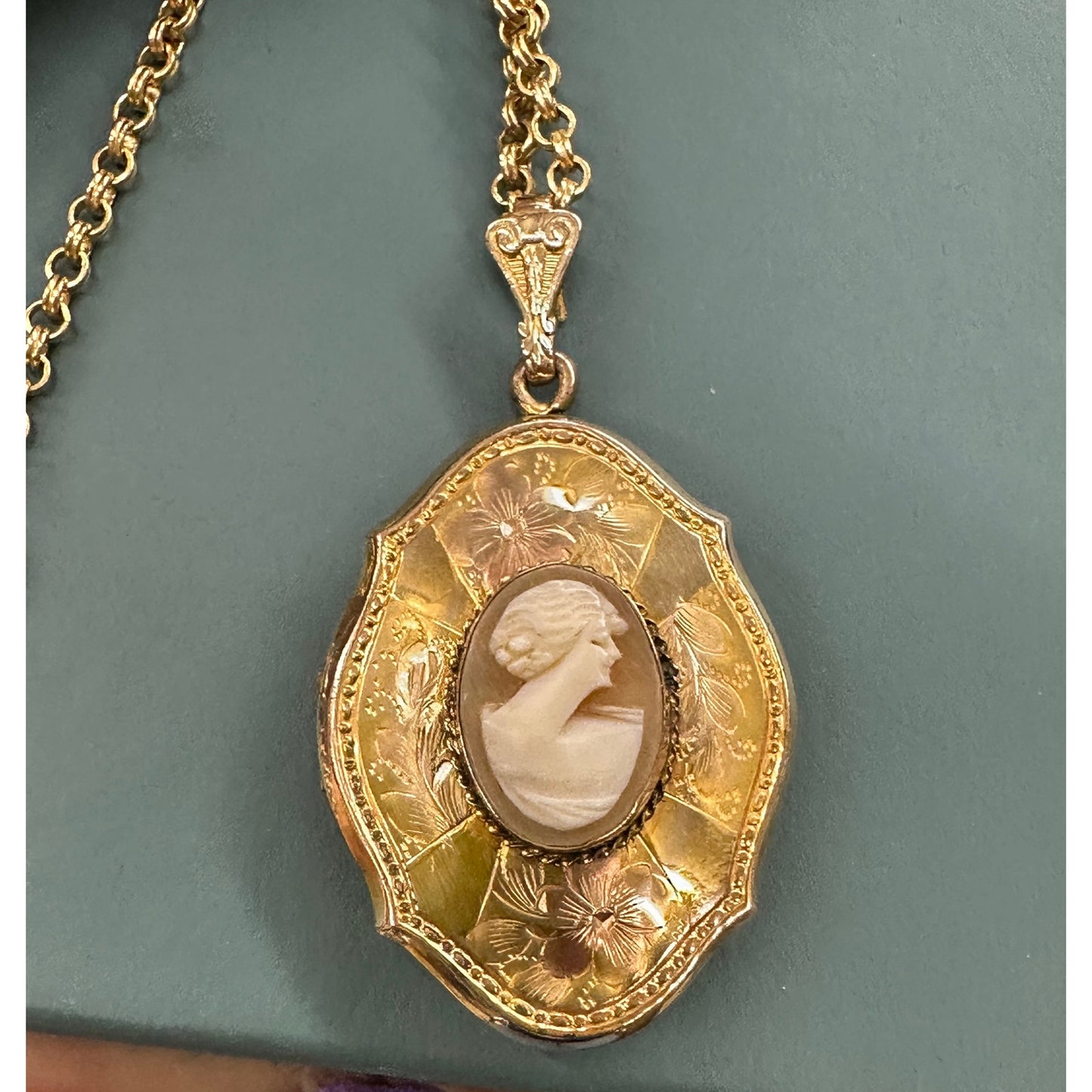 Lovely Large Vintage Gold Filled Cameo Locket Pendant Necklace Excellent Cond