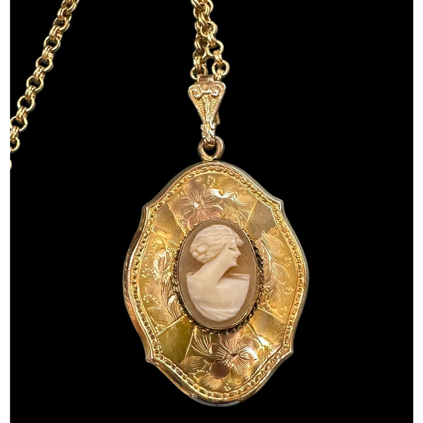 Lovely Large Vintage Gold Filled Cameo Locket Pendant Necklace Excellent Cond