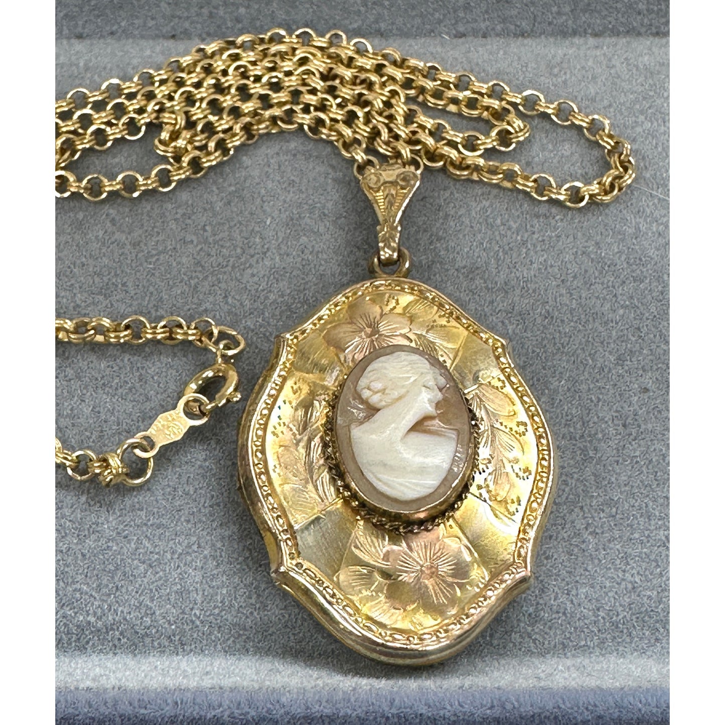 Lovely Large Vintage Gold Filled Cameo Locket Pendant Necklace Excellent Cond
